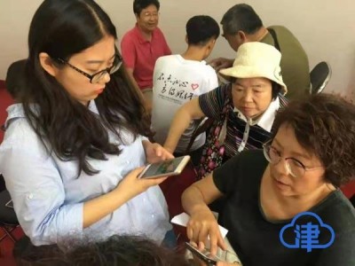 大学生志愿者进社区 “1+2+3”模式教老人玩儿手机